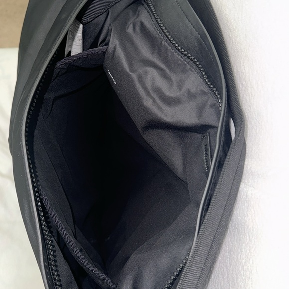 Lululemon All Set Hobo
Black NWOT🤩 - Picture 8 of 11